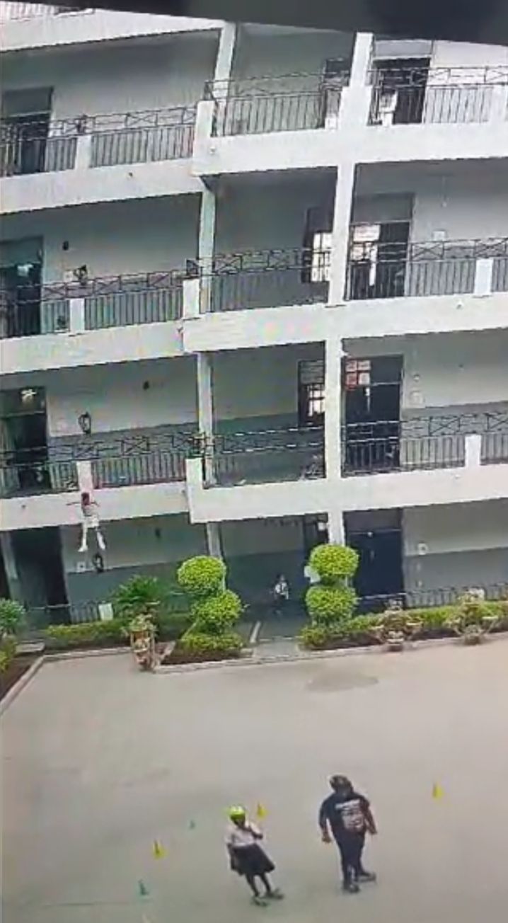 Kanpur Breaking: स्पाइडरमैन बन कर स्कूल की बिल्डिंग से कूदा तीसरी का छात्र,गिरते ही तड़पने लगा ,देखें विडियो