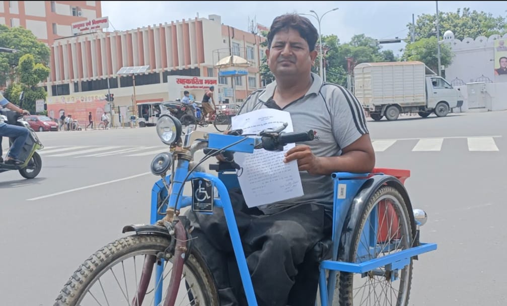 Lucknow Latest News: DM-SDM की शिकायत लेकर साइकिल से लखनऊ पहुंचा दिव्यांग, डिप्टी सीएम ब्रजेश पाठक से लगाई गुहार