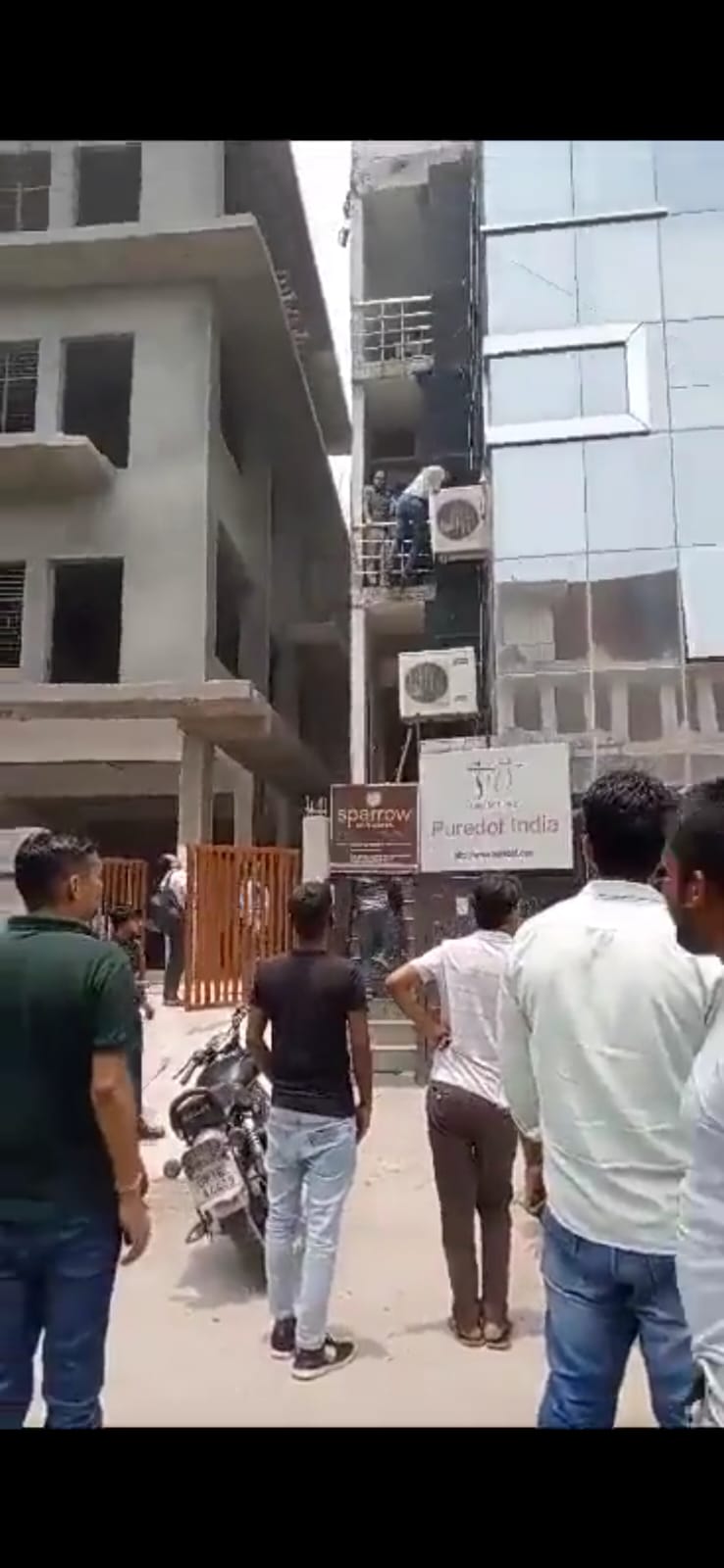 Noida Fire: सेक्टर 2 में एस्कॉर्ट एशियन कंपनी में लगी आग,खिड़कियों से कूदकर बचाई जान