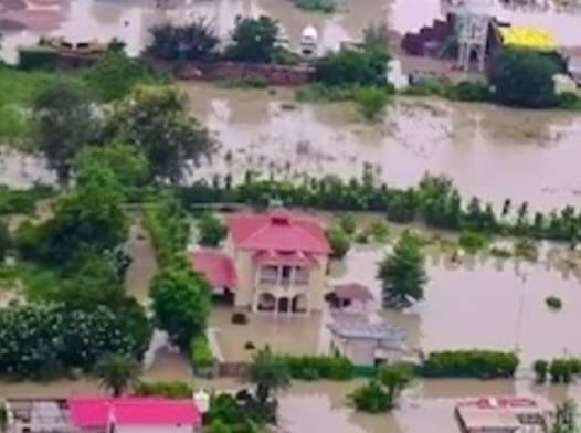 Gujrat Floods : गुजरात में बाढ़ का कोहराम, तेज धार में बहीं गाड़ियां और जानवर, 302 सड़कें बंद