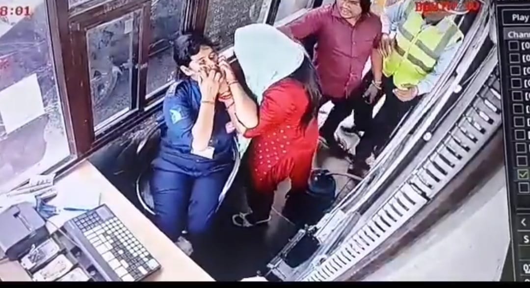 Greater Noida Breaking News:  टोल मांगना पड़ा महंगा, टोल कर्मी को दबंग महिला ने बाल पकड़ कर पीटा , देखें वीडियो