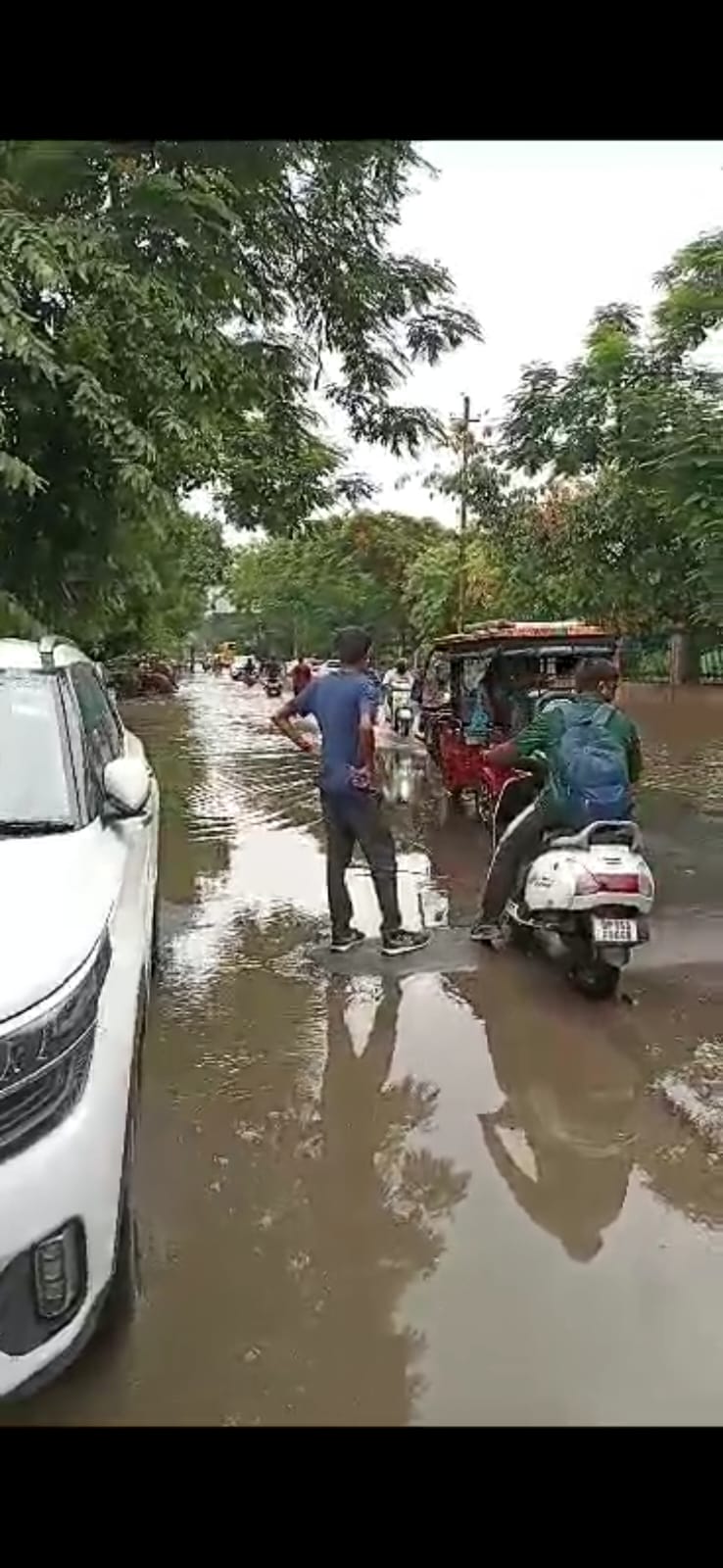 Noida water logging: बरसात में पानी पानी हुआ नोएडा,जलभराव से परेशान हुए लोग,देखें वीडियो