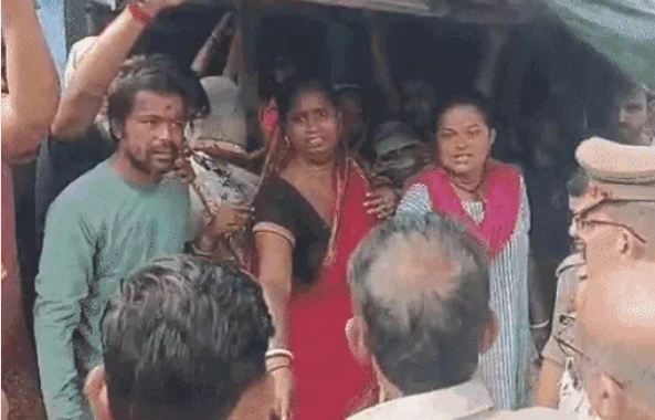 Mathura News : हैवानियत की हद, जमीन पर पटक कर मासूम की हत्या, भीड़ ने आरोपी को किया अधमरा, देखें वीडियो