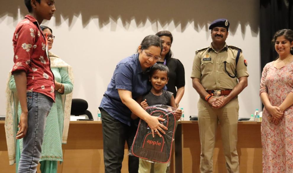 Noida News : नोएडा पुलिस कमिश्नर की अनूठी पहल, स्लम एरिया के बच्चों को दी जा रही शिक्षा