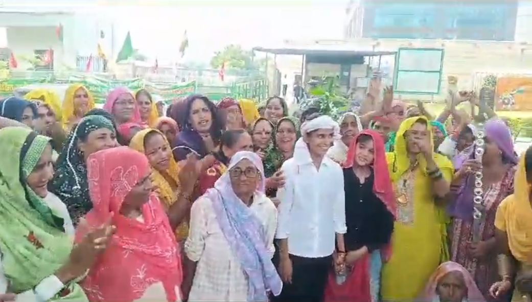 Greater Noida News : आंदोलनकारी किसान महिलाओं ने धरना स्थल पर मनाया ​हरियाली तीज पर्व, ढोलक की थाप पर गाए लोकगीत