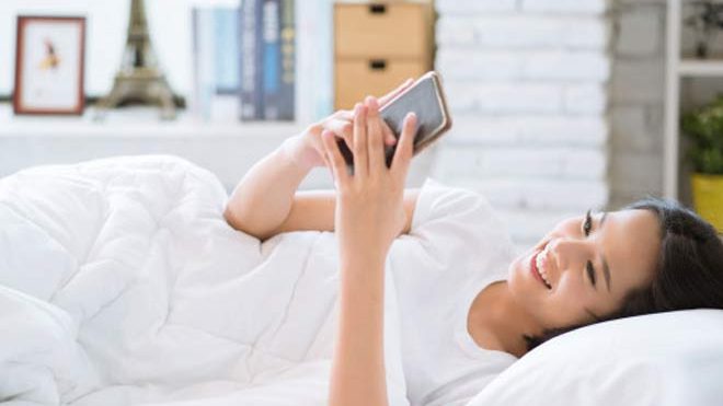 Phone Charging Overnight: रात को फोन चलाने और बिस्तर पर चार्ज करने के नुकसान,  हो जाइए सावधान