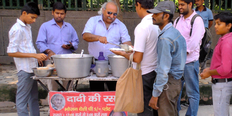 Noida News : बोले “दादी की रसोई” वाले अनूप खन्ना कि कोई भी भूखा न सोए, मनाया स्थापना दिवस