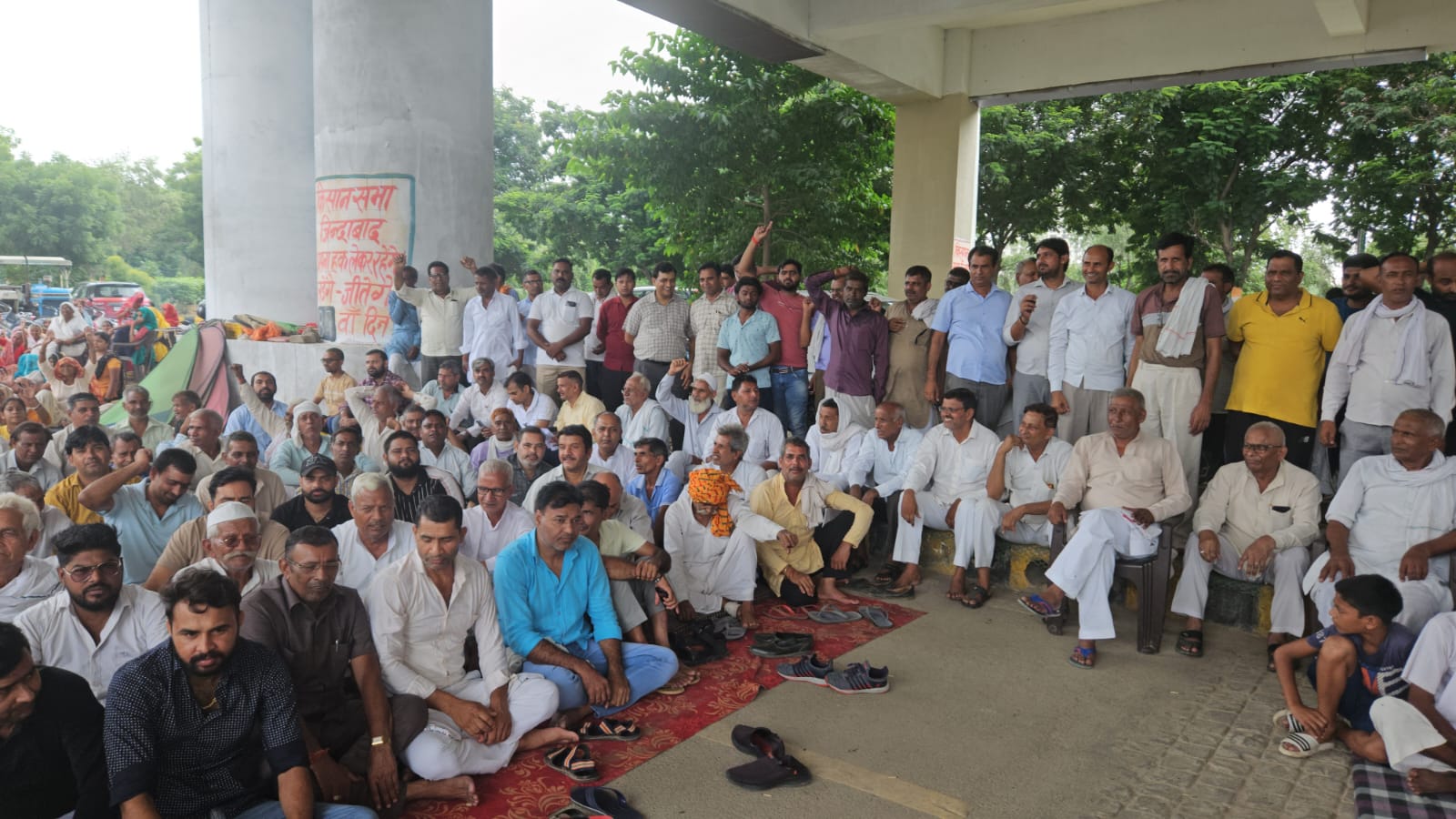 Greater Noida Farmer Protest : प्लाटों पर पेनल्टी के अधूरे प्रस्ताव पर किसानों ने जताया ऐतराज