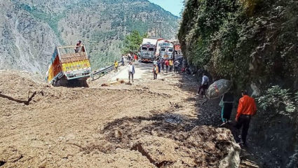 Uttarakhand Rains: केदारनाथ मार्ग पर भूस्खलन से पांच लोगों की मौत, अभी तीन दिन तक रहेगा कई जिलों में अलर्ट
