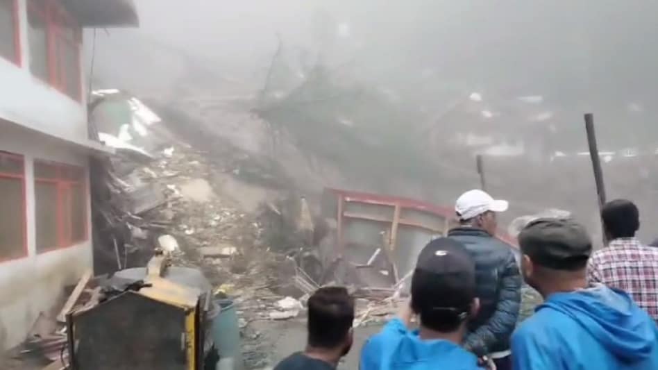 Shimla Landslide: शिमला में कुदरत के कहर के चलते शिव मंदिर ढहा, 50 लोगो के दबे होने की आशंका,9 शव निकाले गये