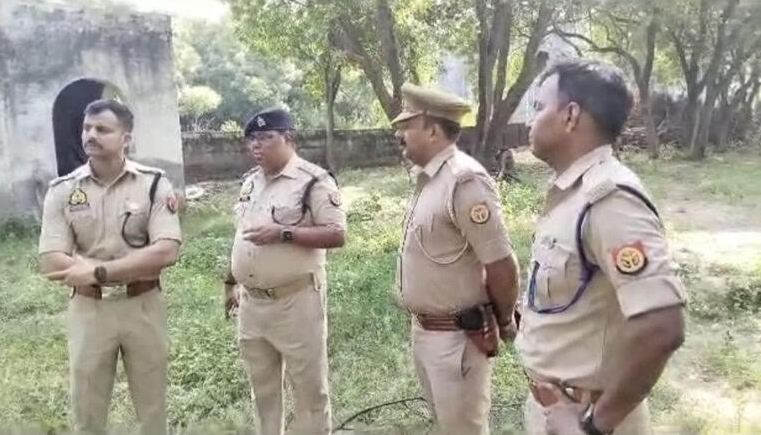 ग्रेटर नोएडा में फावड़े से हमला कर चाचा भतीजे की हत्या, एक साथ सो रहे थे दोनों