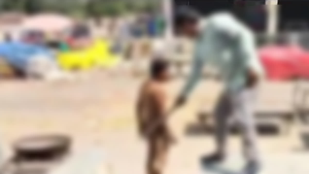Noida Shameful Incident: नोएडा से आई मानवता को शर्मसार करने वाली खबर, छोटी सी रकम के लिए सब्जी विक्रेता को नंगाकर घुमाया