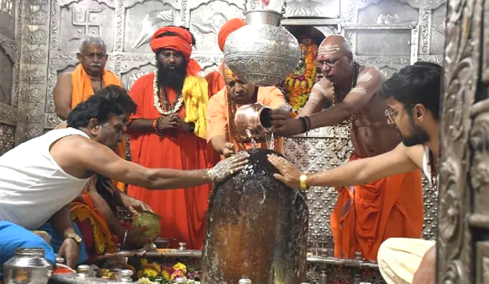 CM Yogi News : CM योगी ने महाकालेश्वर मंदिर में की बाबा महाकाल की पूजा, जानिए क्या मांगा आशीर्वाद