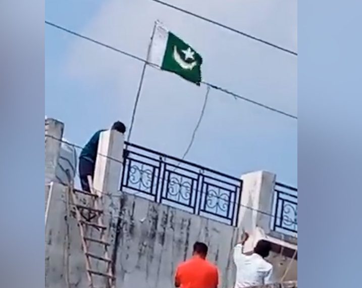 UP News: मुरादाबाद में पाकिस्तान का झंडा लहराने पर मचा हड़कंप, 2 आरोपी गिरफ्तार