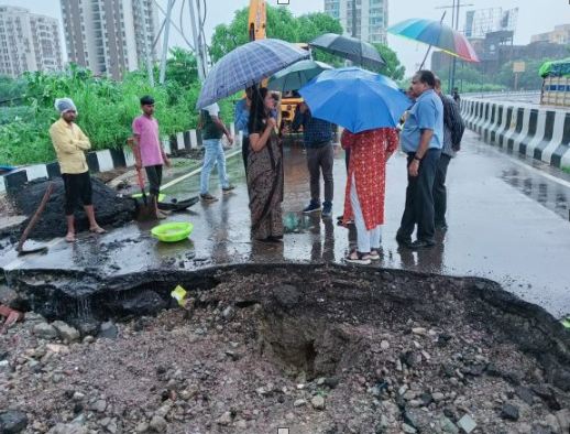 Lucknow Rains:1090 चौराहे के पास धंसी सड़क, 14 सितंबर तक होगी भारी बारिश,लखनऊ में सभी स्कूल बंद