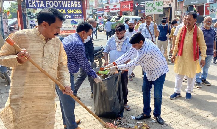 ग्रेटर नोएडा में अधिकारी और व्यापारियों ने मिलकर लगाई झाड़ू