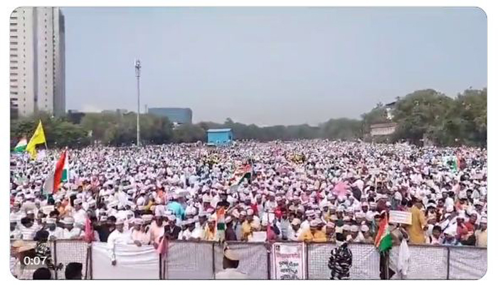 गोदी मीडिया से ग़ायब है रामलीला मैदान का ऐतिहासिक आंदोलन, देशभर से जुटी है भीड़