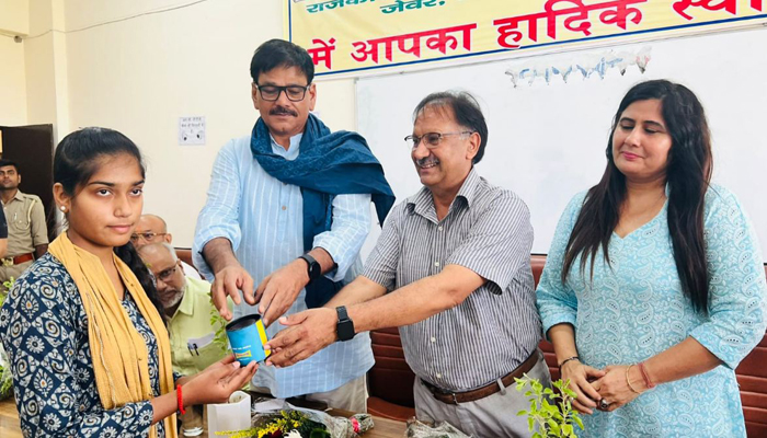 जेवर के विधायक ने गिरते जल स्तर पर जताई चिंता, वृक्षारोपण पर दिया बल