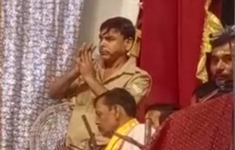 आगरा में रामलीला के मंच पर नशे में टल्ली पुलिसकर्मी को विधायक ने लताड़ा ! वीडियो वायरल