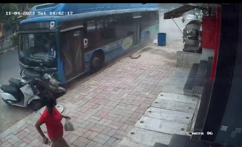 दिल्ली में बेकाबू बस का रोंगटे खड़े कर देने वाला खौफनाक वीडियो वायरल