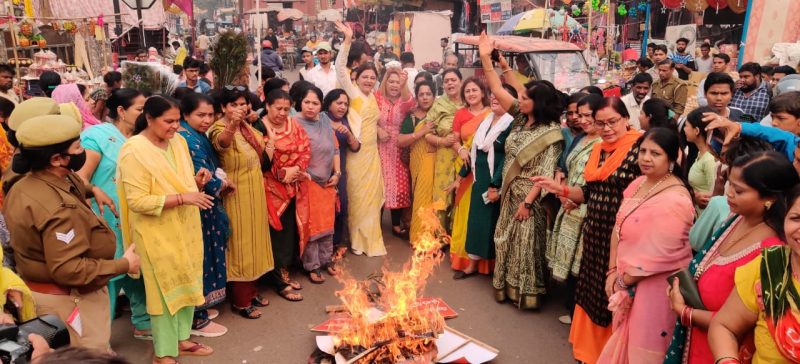 मुख्यमंत्री नीतीश से महिला मोर्चा ने क्‍यों मांगा इस्तीफा, पुतला भी फूंका