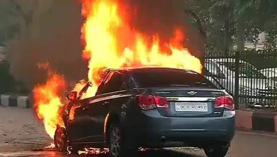 मुजफ्फरनगर में आग का गोला बन गई चलती हुई कार, 1 की मौत 3 झुलसे