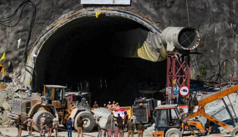 Uttarkashi Tunnel Rescue : खुशखबरी जल्द : एक मीटर दूर टनल में फंसे हैं मजदूर