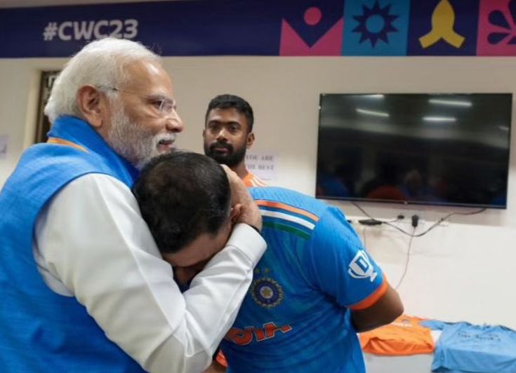 PM Modi ने ड्रेसिंग रूम में मोहम्मद शमी को लगाया गले, शमी ने कहा शुक्रिया