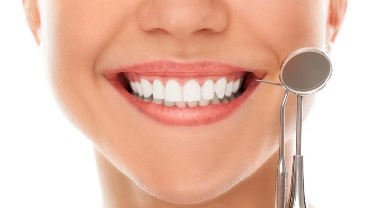 ओरल हेल्थ (Oral Health): इन आदतों से रखें दांत और मसूडों को हेल्दी
