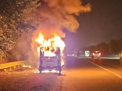 यमुना एक्सप्रेस-वे पर चलती एंबुलेंस में लगी आग, चालक और कर्मी ने कूद कर बचाई जान