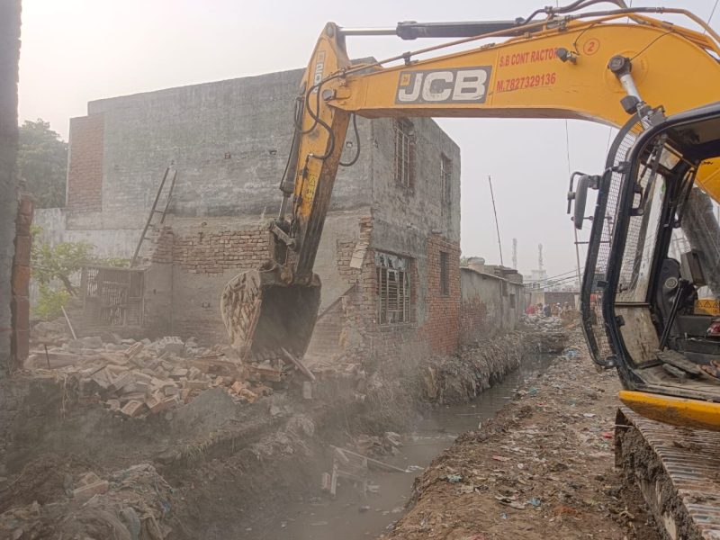 बड़ी खबर: गाजियाबाद के डासना में सौंदर्यीकरण के लिए अवैध निर्माण पर चला बुलडोजर