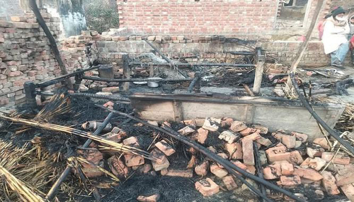 आग में जिंदा जला परिवार, तीन बच्चों की मौत, पति-पत्नी की हालत गंभीर