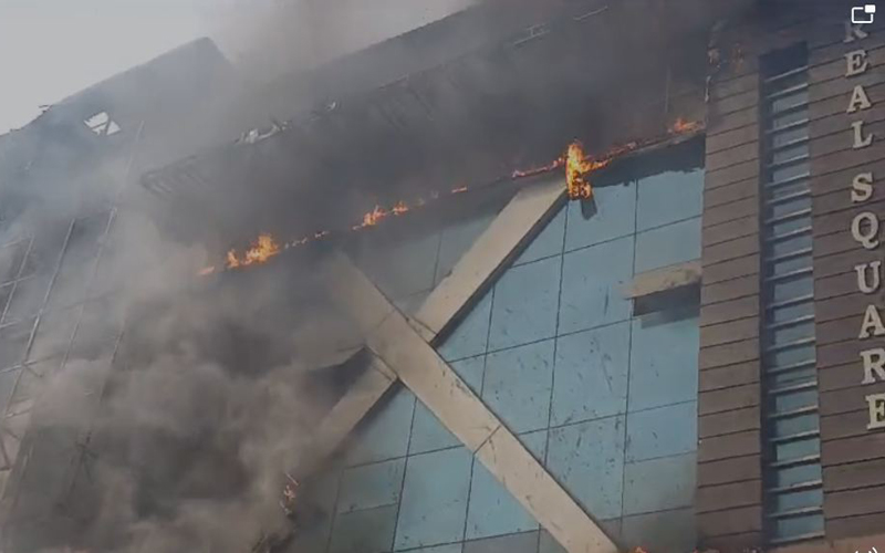 गाजियाबाद के होटल व बैंकट हाल में लगी भीषण आग, दूर तक दिखी लपटें