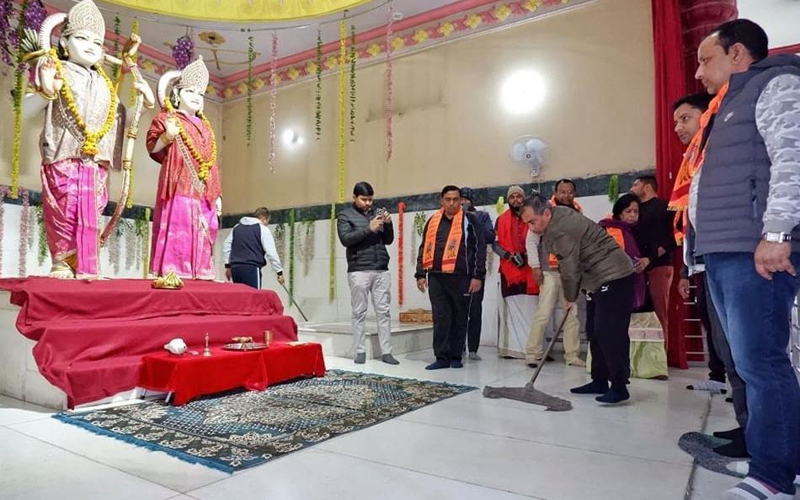 प्रभारी मंत्री समेत भाजपा नेताओं ने मंदिरों में चलाया सफाई अभियान