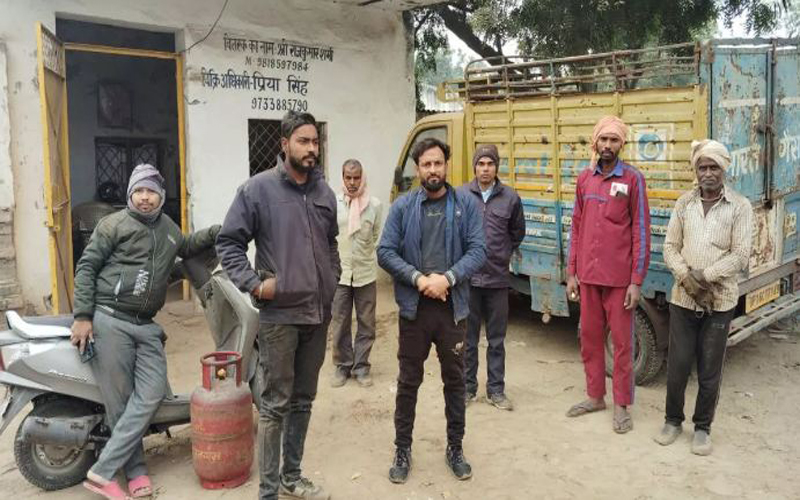 Noida News : ट्रक ड्राइवरों की हड़ताल से शुरू हुई गैस की कालाबाजारी