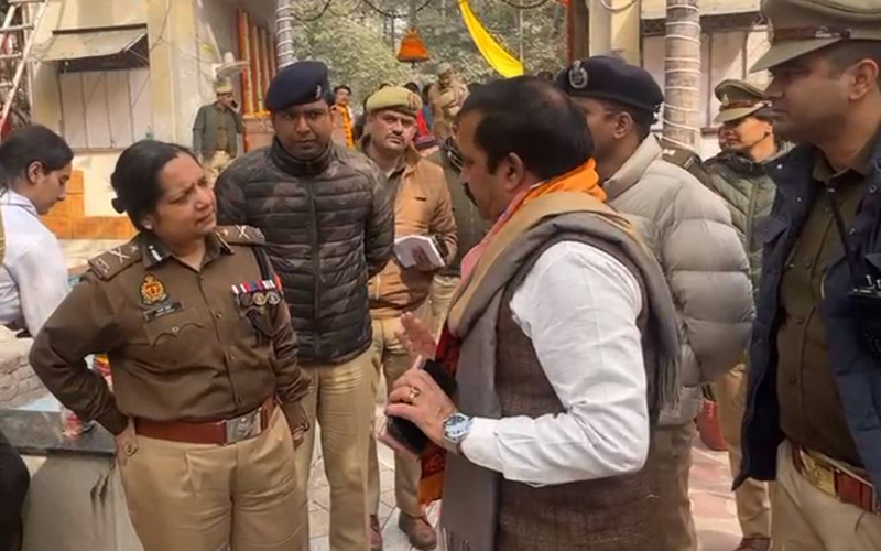 सनातन धर्म मंदिर पहुंची पुलिस कमिश्नर लक्ष्मी सिंह, सुरक्षा व्यवस्था का लिया जायजा