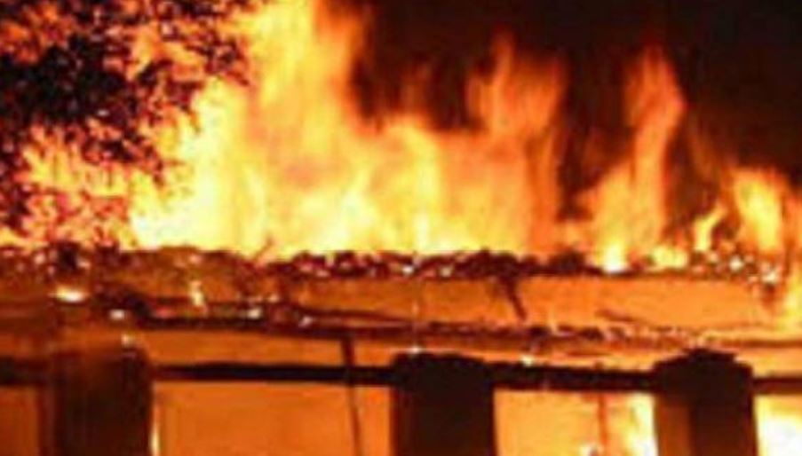 ग्रेटर नोएडा की झुग्गी बस्ती में लगी भयंकर आग, एक व्यक्ति ज़िन्दा जला