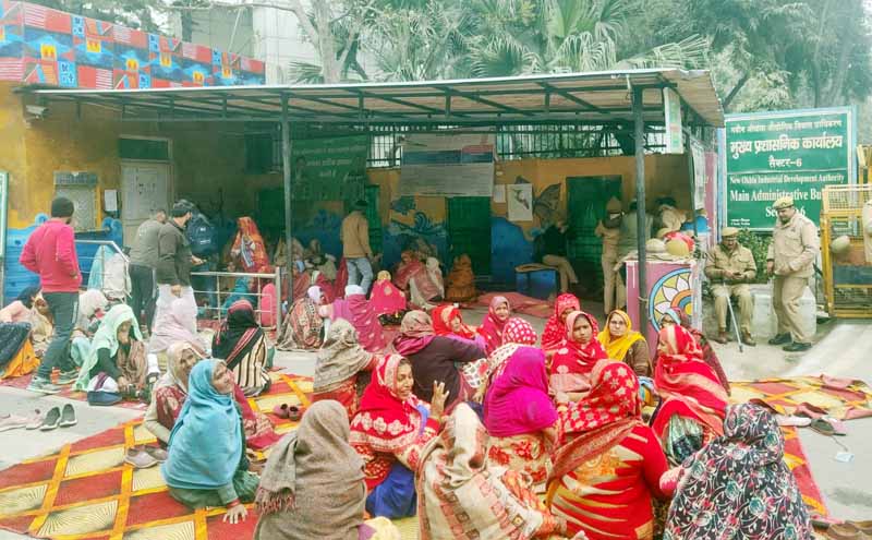 Noida News : नोएडा प्राधिकरण पर किसानों का लॉकडाउन