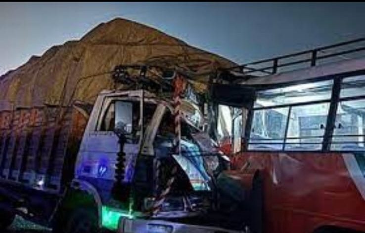 दर्दनाक :असम में पिकनिक पर जा रही बस की ट्रक से भिड़ंत, 12 लोगों की मौत, 30 घायल
