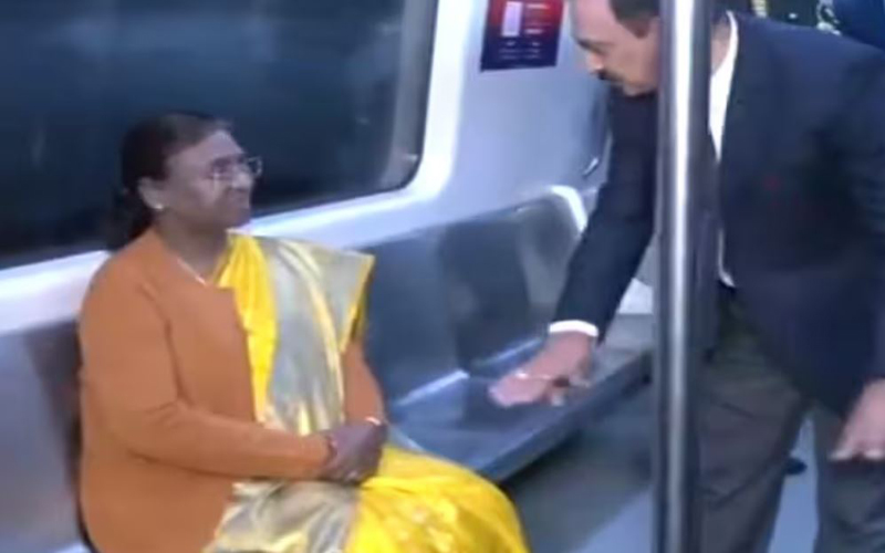 महामहिम मुर्मू ने की मेट्रो की सवारी, अधिकारियों से ली जानकारी