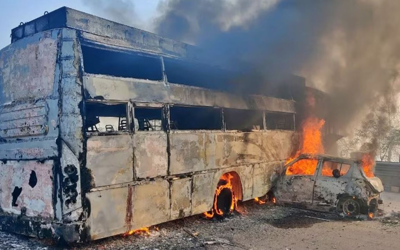 यमुना एक्सप्रेस-वे पर बस और कार की टक्कर से जिंदा जले 5 लोग, 30 मिनट तक भी नहीं पहुंची थी फायर ब्रिगेड