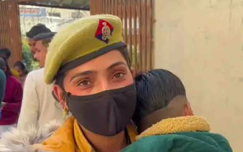 गोद में बच्चा लेकर ड्यूटी पर मुस्तैद महिला सिपाही, एसपी ने की तारीफ