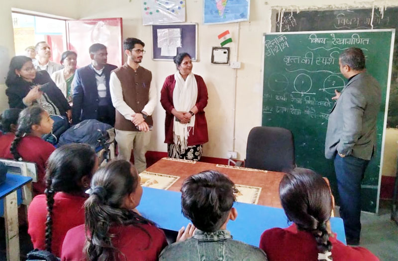 Greater Noida News : डीएम बन गए टीचर, बच्चों से पूछे सवाल