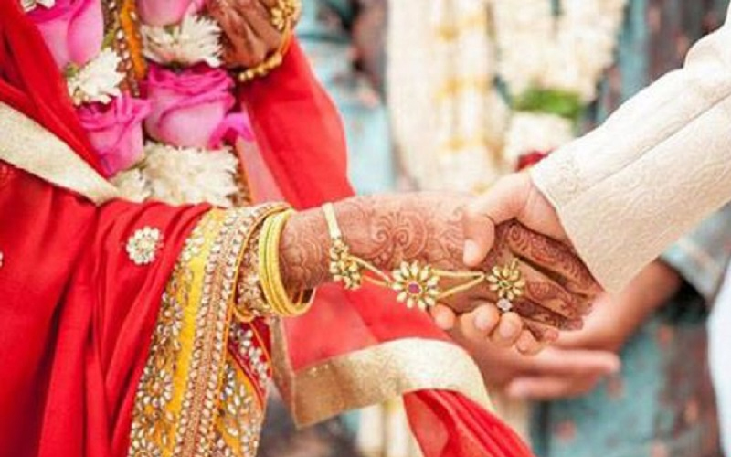 मंदिर में शादी करने के बाद पति बन गया हैवान, गर्भवती पत्नी पर ढाये जुल्म