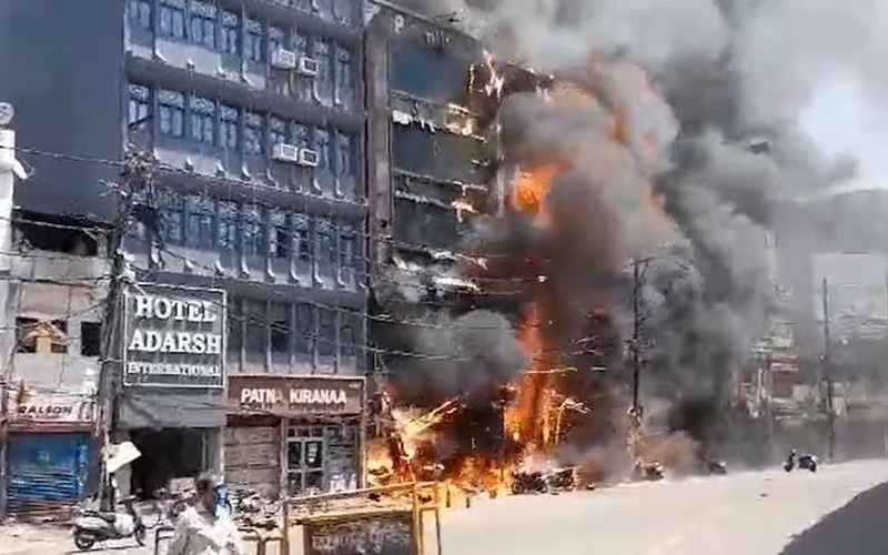 पटना के एक होटल में लगी भीषण आग, आग में झुलसे कई लोग