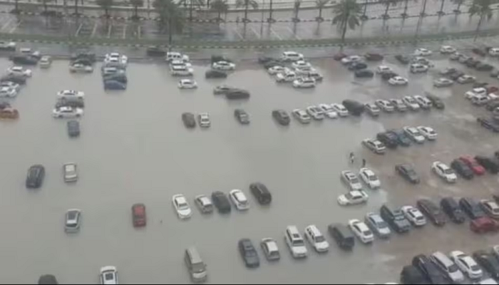 दुबई के रेगिस्तान में भारी बारिश का कहर, पानी से लबालब दिखा पूरा शहर