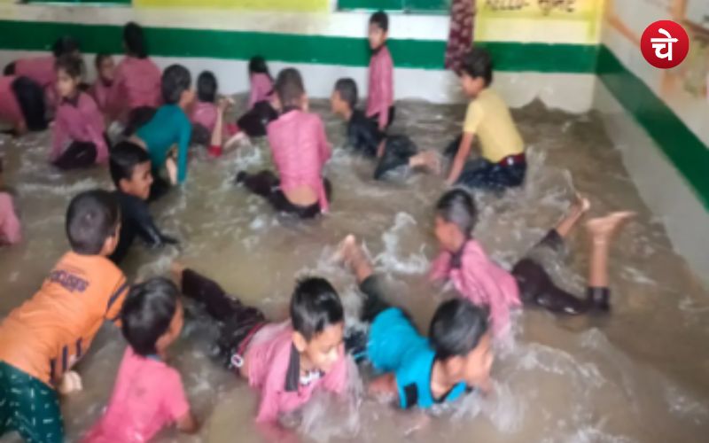 तेज गर्मी से स्कूली बच्चों को टीचर ने ऐसे दिलाया छुटकारा, वीडियो वायरल