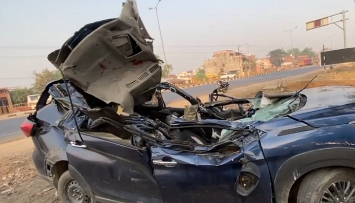 डिवाइडर तोड़कर पलटी कार, हादसे में 6 युवकों की मौत