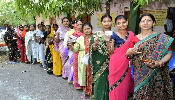 उत्तर प्रदेश में 3 बजे तक 47.55 % मतदान, रायबरेली के पोलिंग बूथों पर पहुंचे राहुल गांधी
