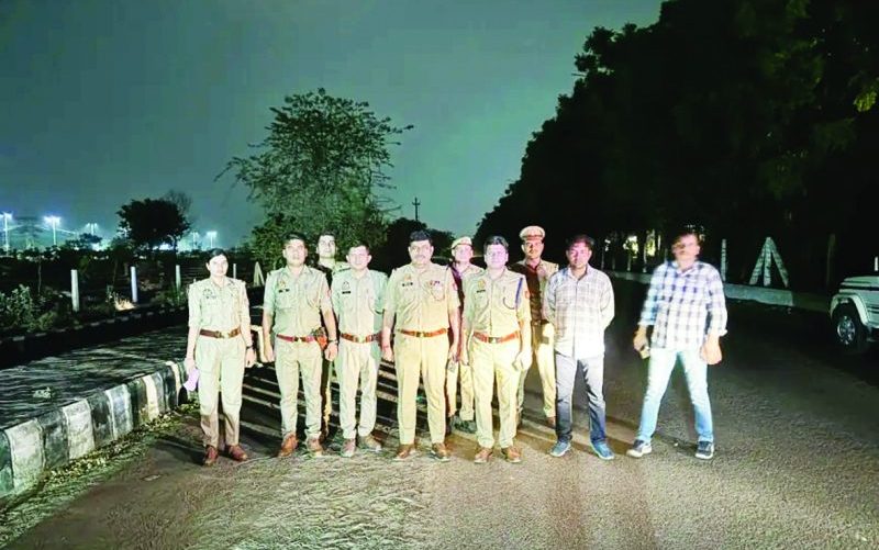 पुलिस मुठभेड़ में दो लुटेरे गोली लगने से घायल,लूटी हुई चेन व बाइक बरामद